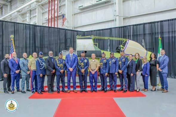 Nigeria : le chef d'état-major de l'armée de l'air chez Bell Textron pour les hélicoptères AH-1Z Viper