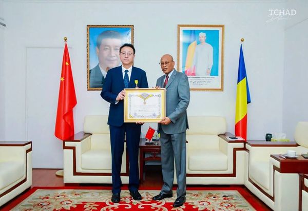 Le Tchad décore l'ancien Directeur général de la Raffinage de N’Djamena