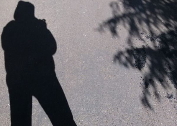 Le voisin qui sait tout : espion du quartier ou simple relais de la vie locale ?