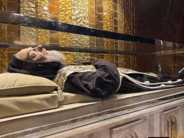 Monseigneur Jean Miguinan en pèlerinage sur les pas de Padre Pio, avant de rejoindre le Tchad