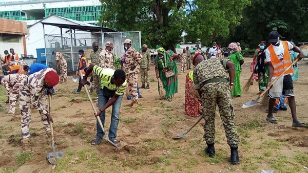 Tchad : jeunes et femmes mobilisés pour nettoyer l’hôpital provincial Outel Bono à Sarh