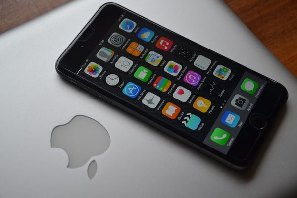 À N’Djamena, l’iPhone s’impose comme le nouvel objet de désir des jeunes femmes