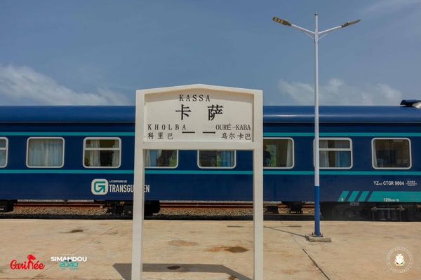 Guinée : le président Mamadi Doumbouya inaugure le train du TransGuinéen et le tunnel de Kindia