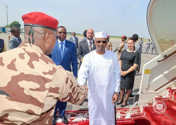 Le Maréchal du Tchad de retour à N'Djaména après une visite de travail à Paris