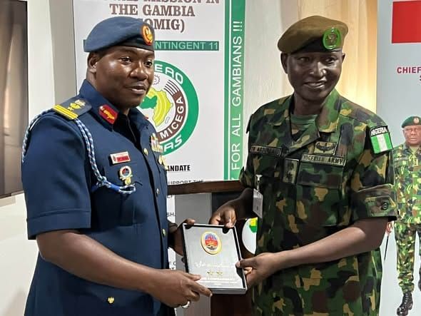 Gambie : les étudiants du collège d'état-major nigérian en visite auprès du contingent de l'ECOMIG