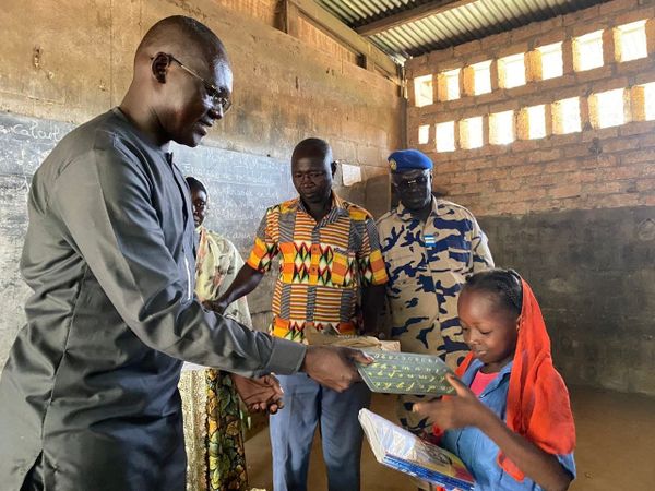 Tchad : à Sarh, un ancien élève devenu délégué municipal offre des fournitures à l'école du Marché A