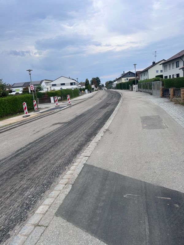 Fahrbahnsanierung der B8 in Straßkirchen gestartet