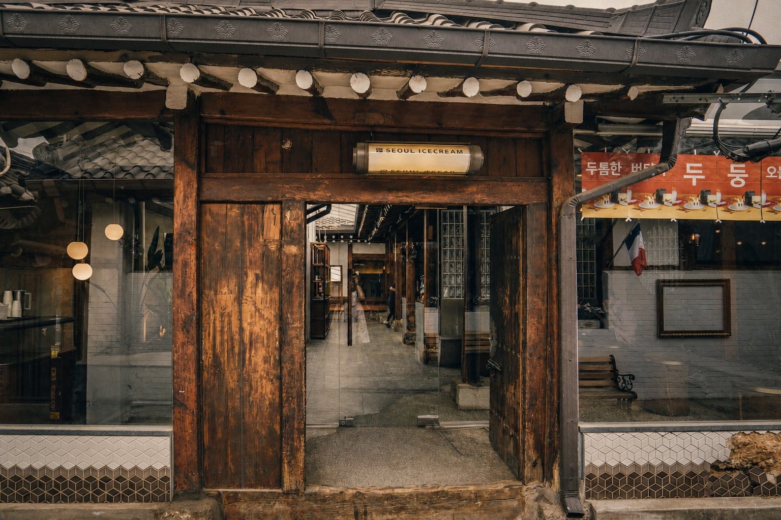 Ikseon-dong (익선동) 1930s hanok alley cafe