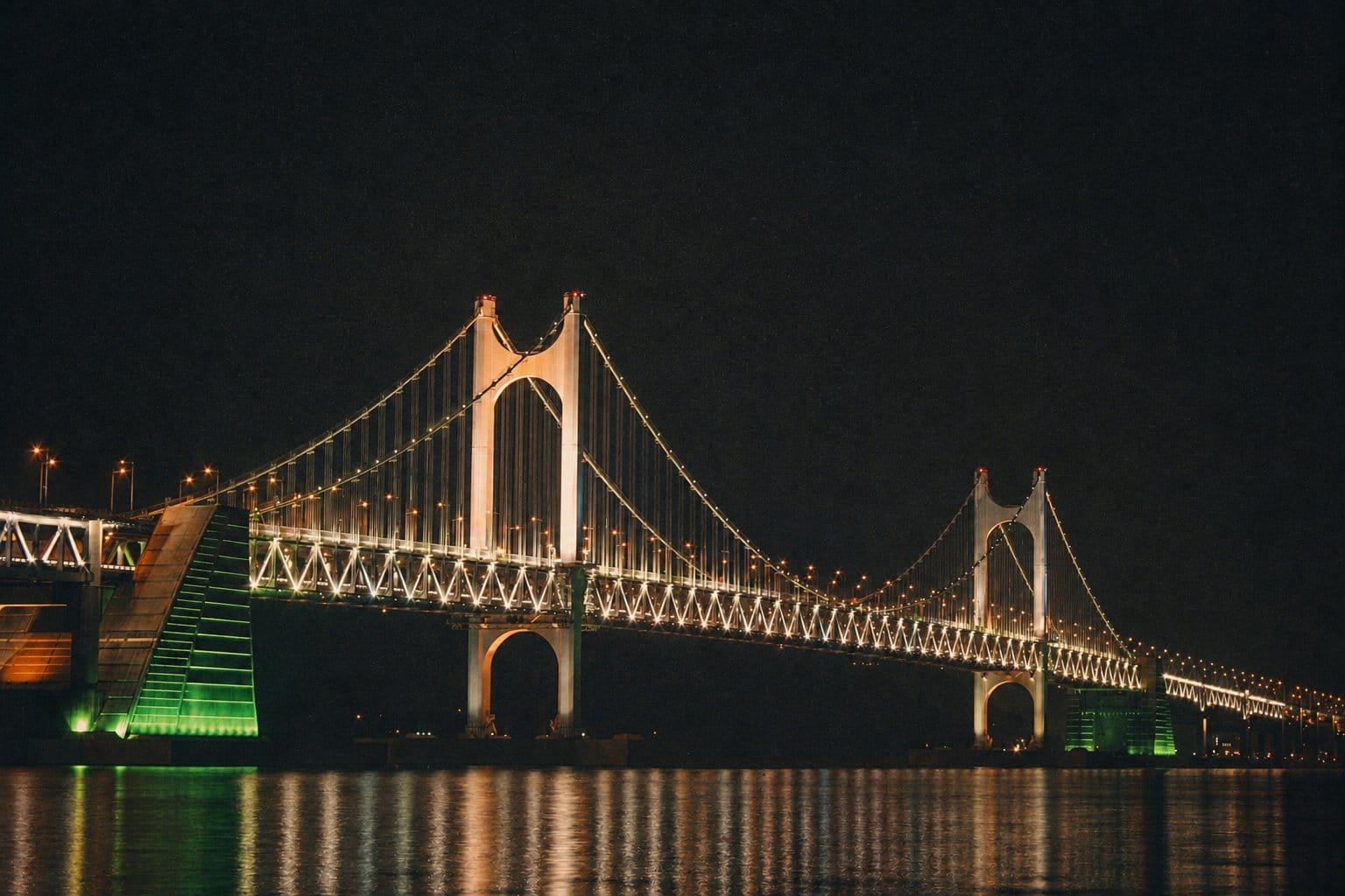 광안리해수욕장 (광안대교 야경 해변 - Gwangan Bridge night view with illuminated LED lights, photographed from Gwangan Beach. 3,888 × 2,592 pixels, CC-BY-SA 3.0 licensed.)