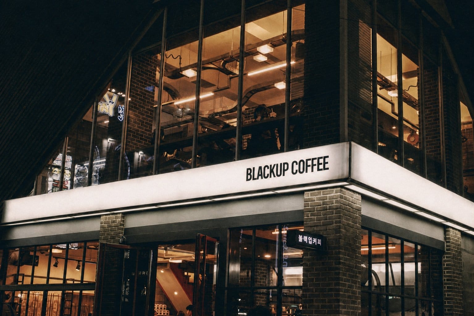 블랙업커피 서면본점 (공식 매장 외관 - BLACKUP COFFEE 간판)