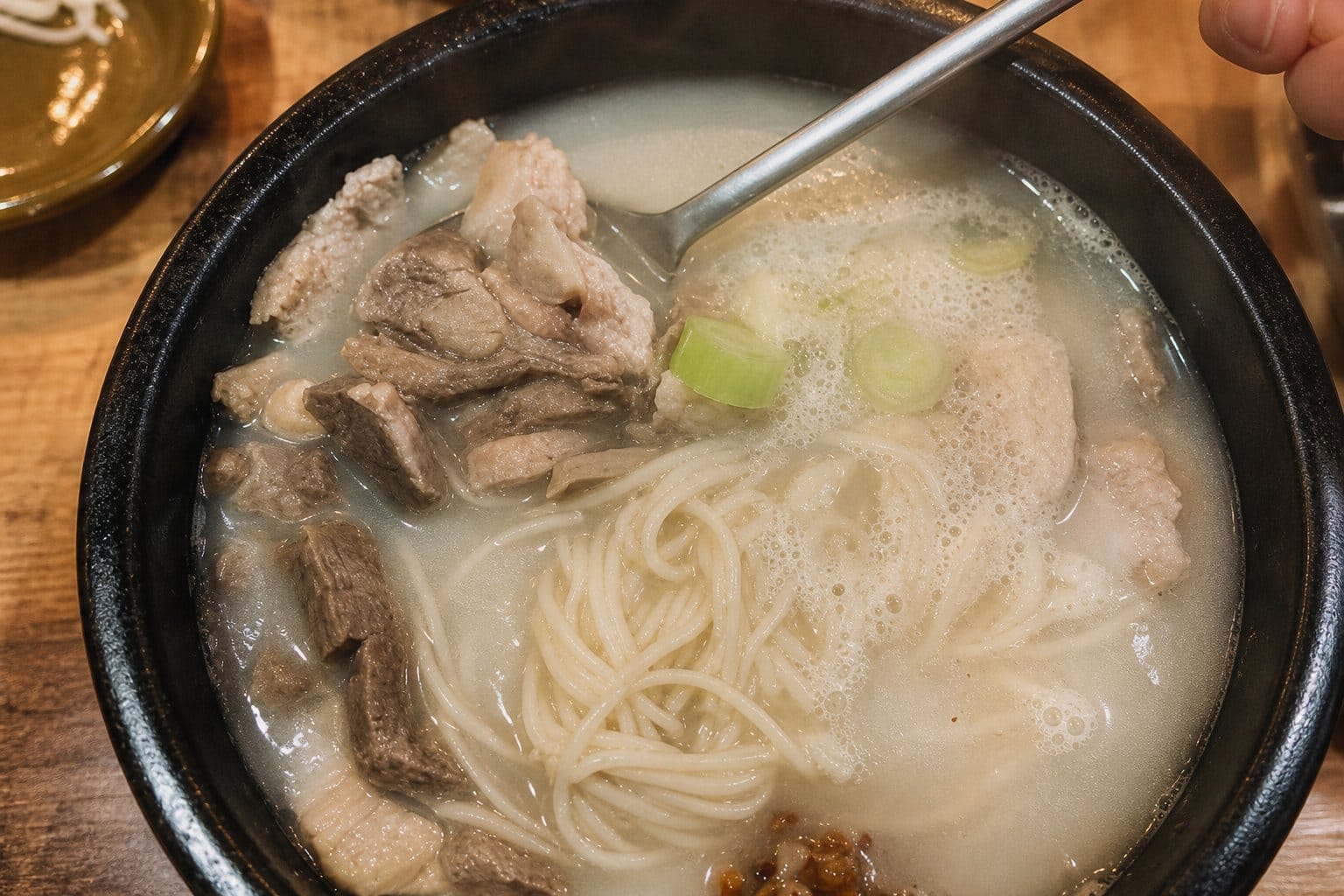 연돼지국밥 범천점 (연돼지국밥 대표메뉴 돼지국밥(뽀얀 국물·수육·소면) — 다이닝코드 연돼지국밥 범천점 등록사진)