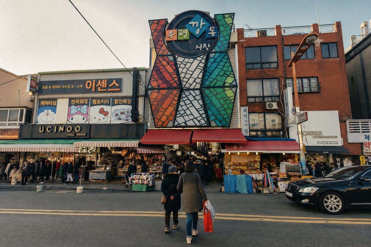 カンツン市場(釜山市中区富平洞に位置する国内初の常設夜市(2013年開場)。国際市場・チャガルチ市場とともに釜山三大市場。110mの細い路地に並ぶ屋台形式の店舗。夜19:30〜23:30営業。トッポッキ・オムク・油揚げ鍋・サムギョプサルキンパ・各種国際料理を販売。平日1,000〜5,000ウォン台の低価格グルメ。)