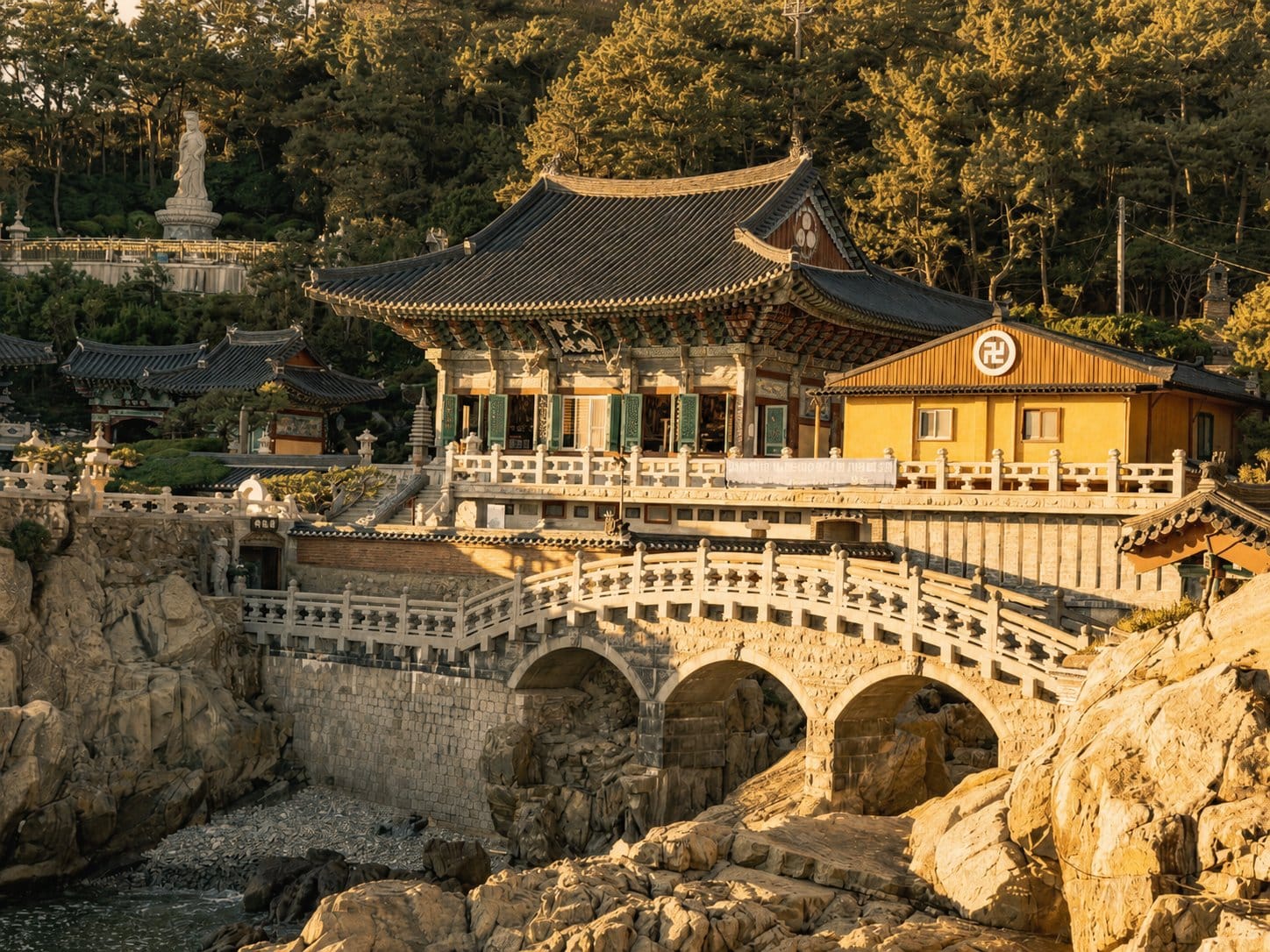 해동용궁사 (부산 기장군 기장읍 용궁길 86 해동용궁사 - 절벽 위의 황색 건물, 석조 다리, 동해 바다 배경이 명확하게 보이는 공식 사진)