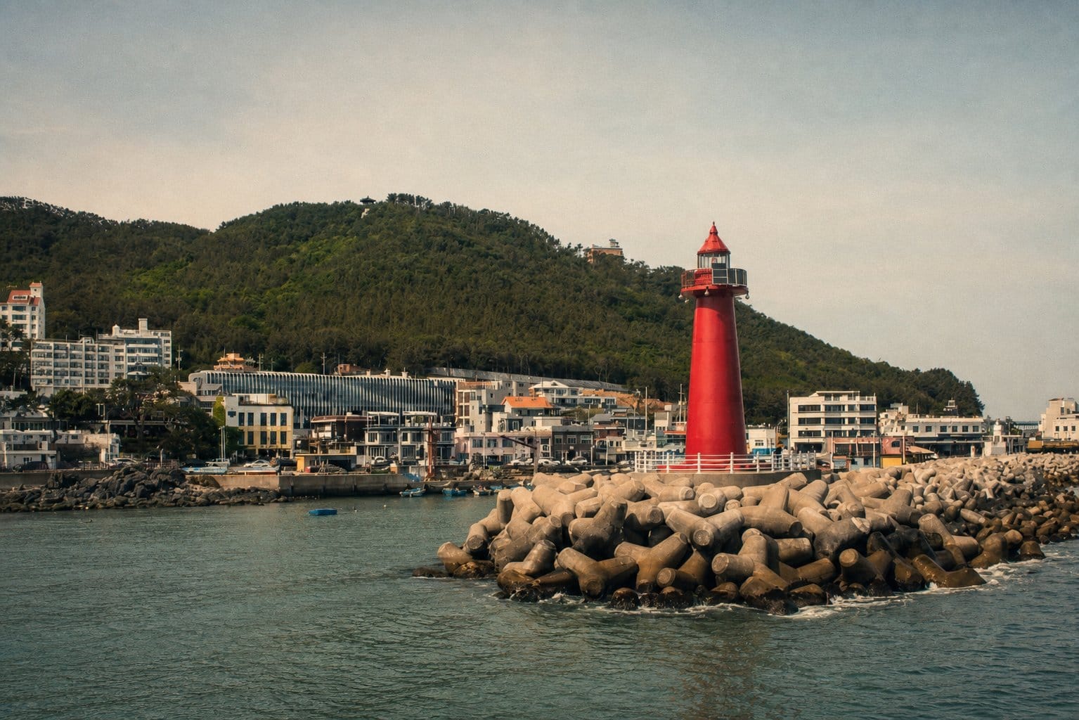 청사포 (빨간 등대(Red Lighthouse)와 흰 등대(White Lighthouse)의 쌍둥이 등대. 빨간등대는 오른쪽 위치, 흰등대는 왼쪽. 해수욕장과 방파제 배경. 부산의 대표 포토스팟.)