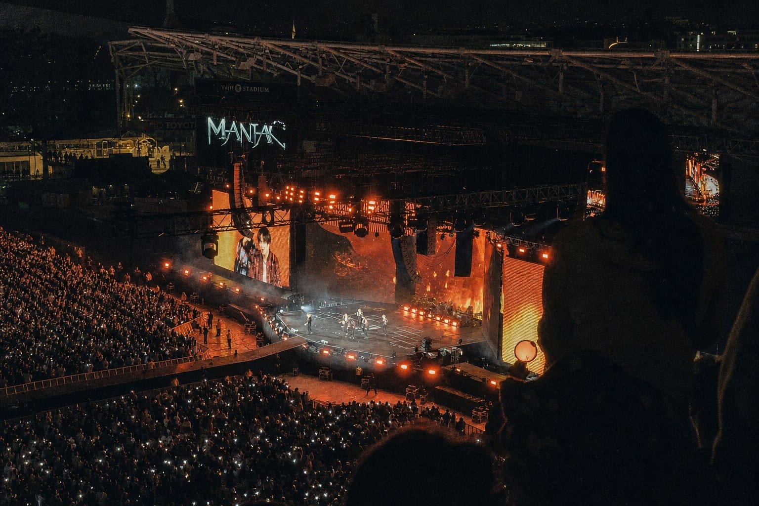 KEEP IT MANIC tour stage
