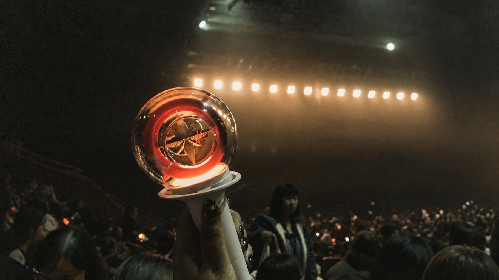 STAY fandom crowd with lightsticks (Kaiser Bong)