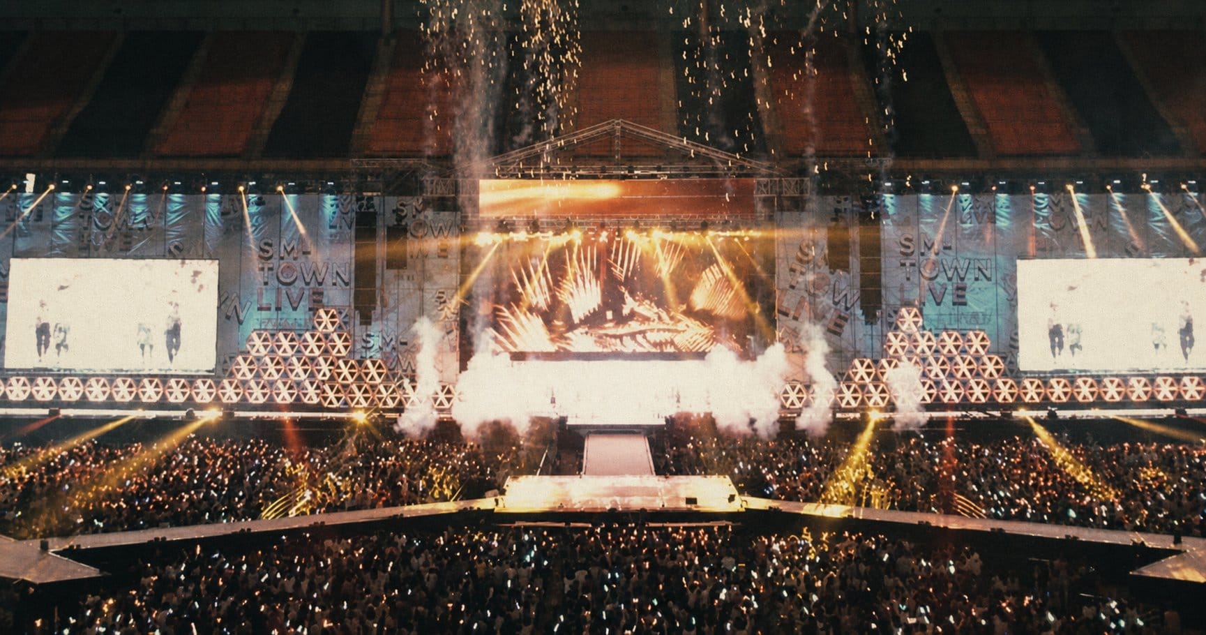 SMTOWN music video stage set