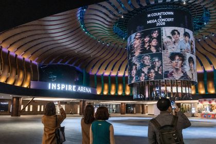 메가 콘서트 포스터에 AI 왜곡 얼굴 — 여전히 공식 입장 없어