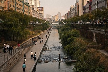 ソウルは川を高速道路で覆い、再び掘り起こした