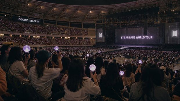 Jungkook's mom at Goyang: the candy moment ARMY can't forget