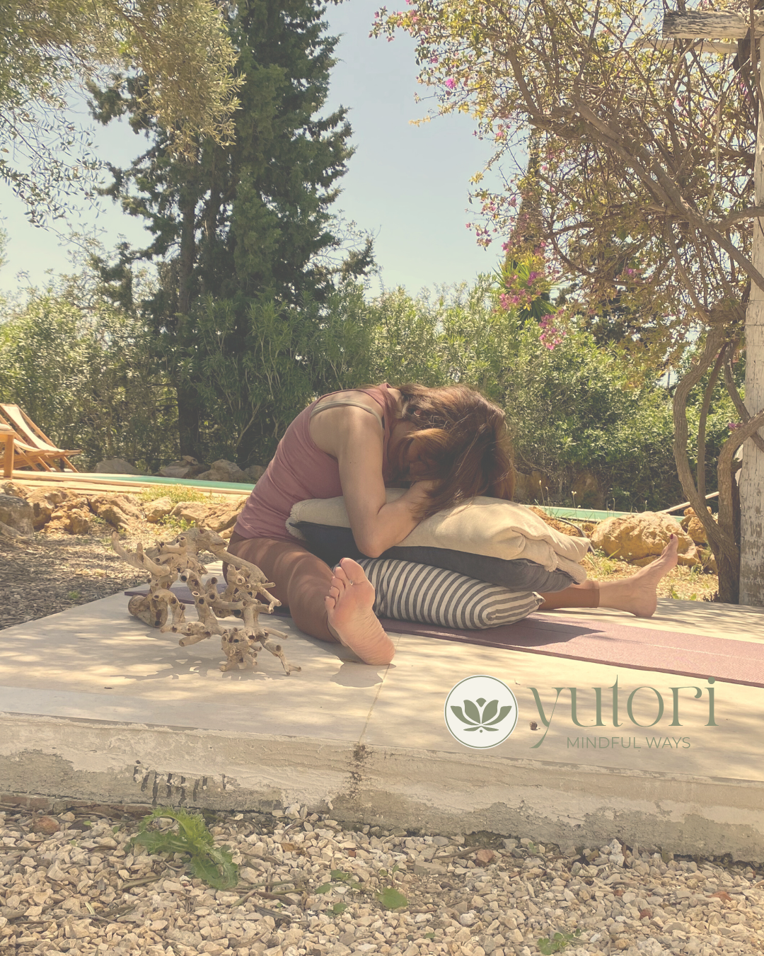 Postura de la libélula con cojines Yin Yoga