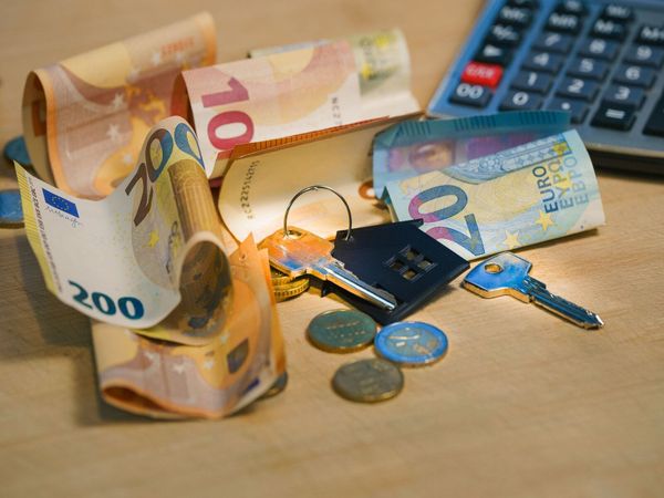 billets de banque et clés de maison