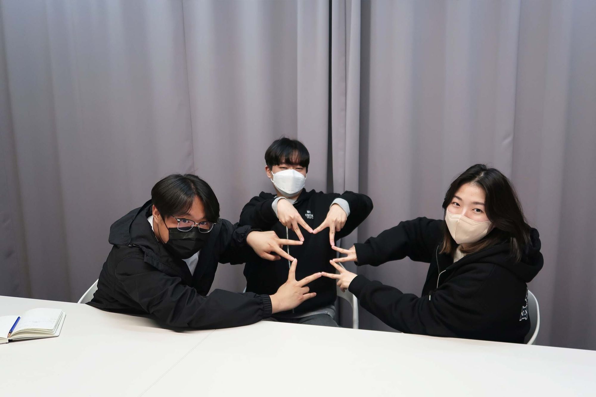 귀여운 포즈를 하고 있는 두들린 프로덕트 디자이너 팀