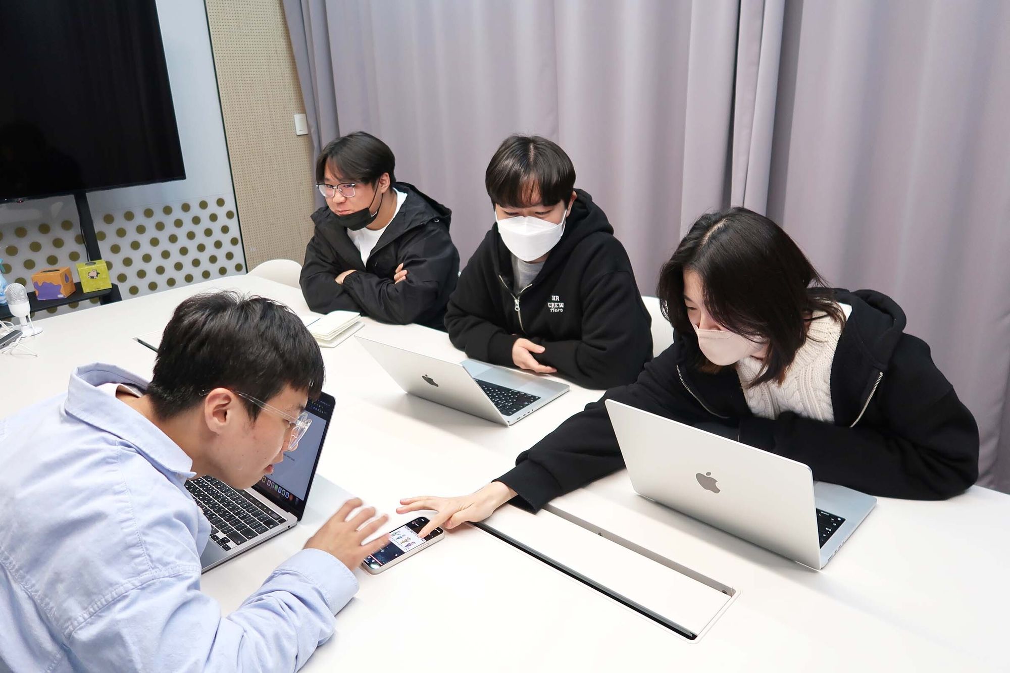 채용관리솔루션 그리팅 디자인에 대해 설명주시는 혜림님