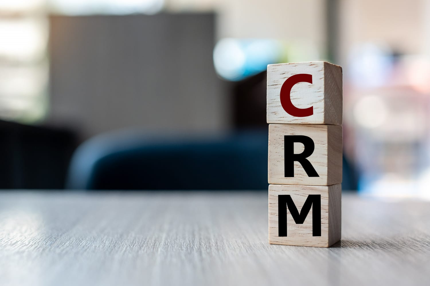 CRM의 알파벳이 새겨진 나무 블록