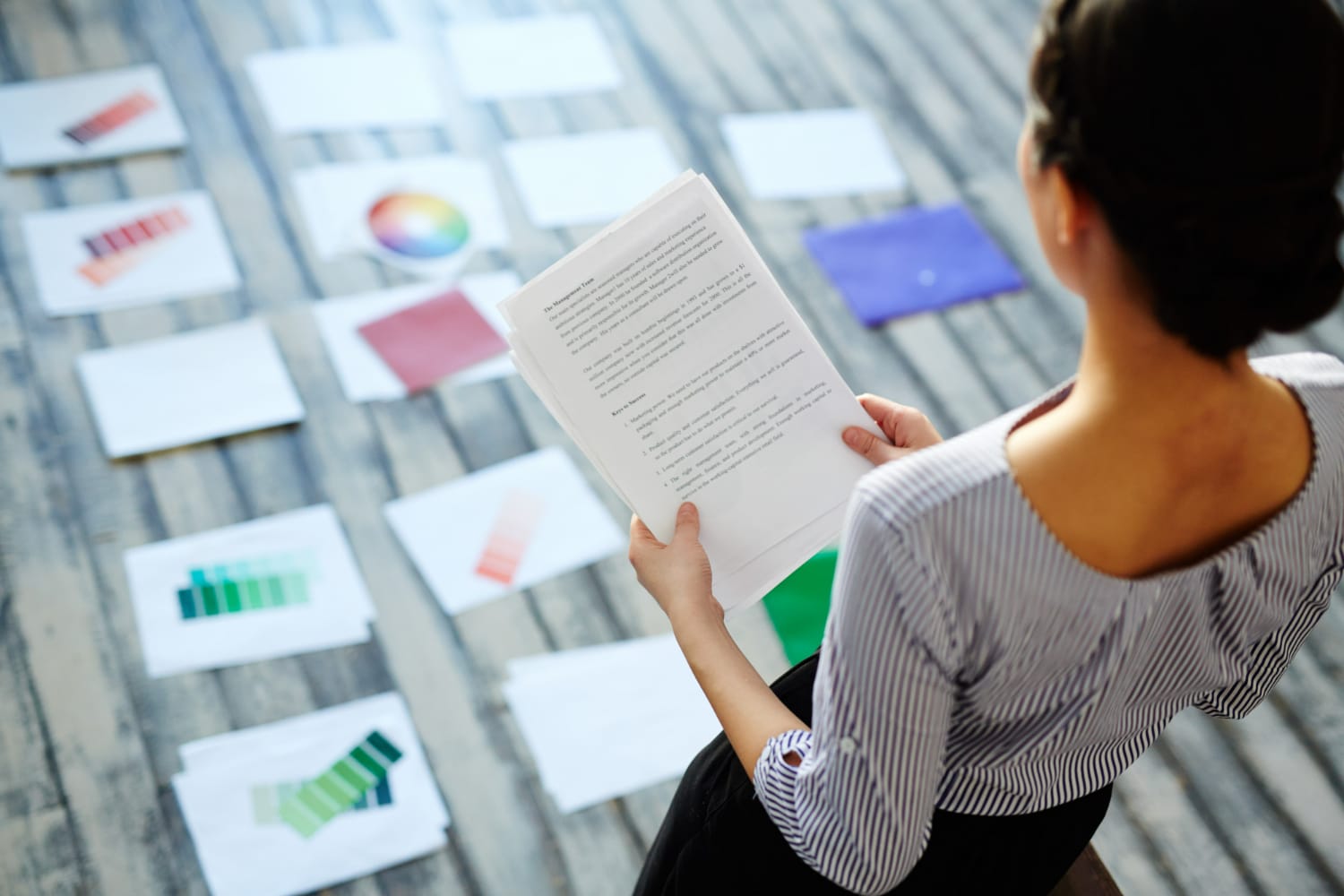 바닥에 놓여진 차트를 쳐다보는 한 마케터의 모습.
