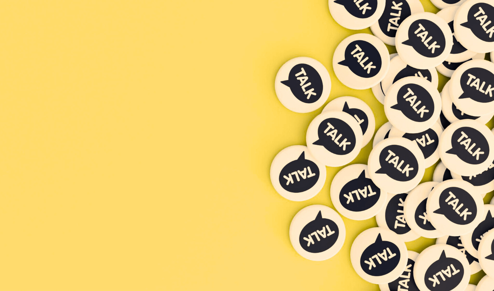 현란한 뱃지 모양의 카카오톡 로고들이 노란색 배경의 오른쪽에 산더미처럼 쌓여 있는 모스