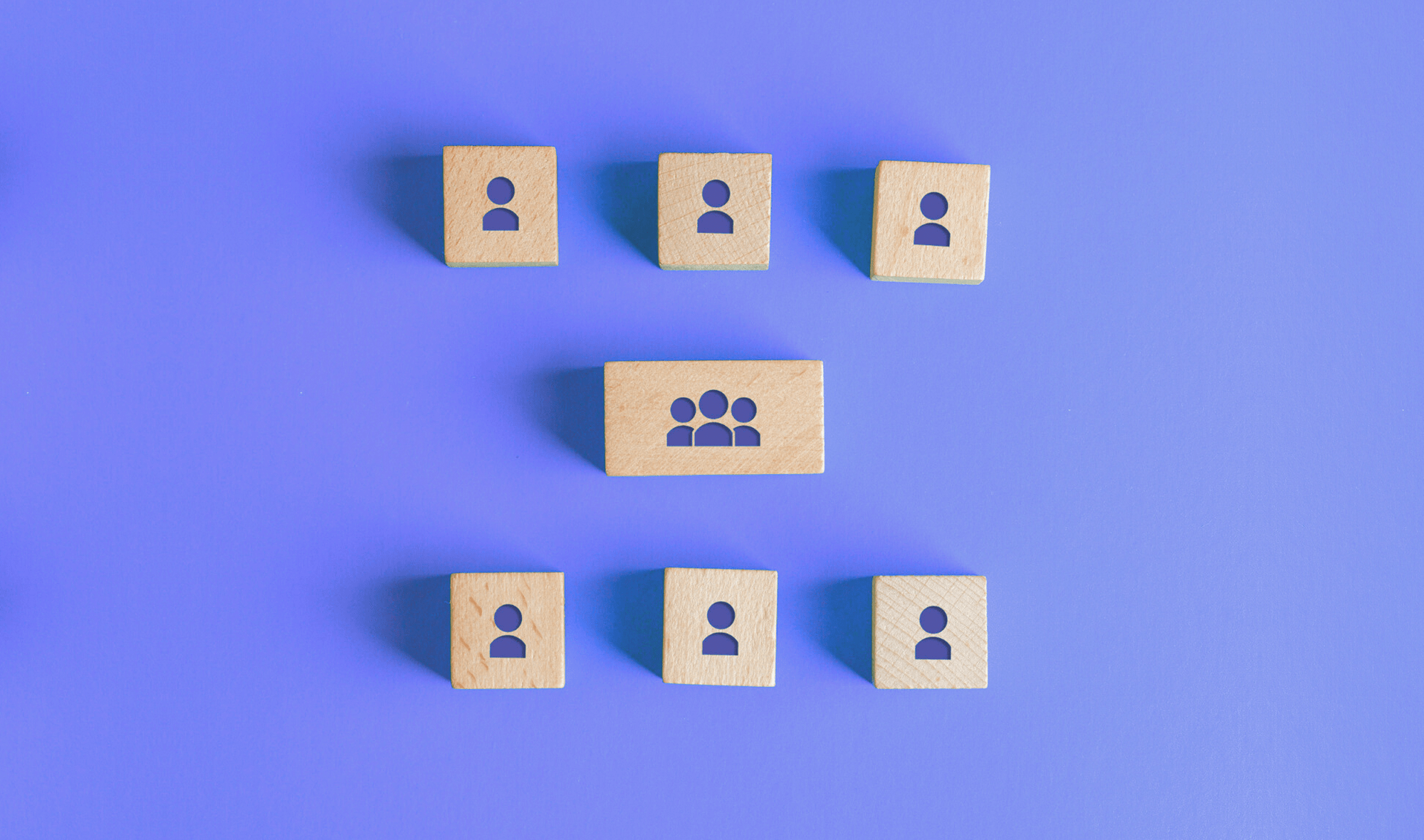 보라색 배경 위에 초개인화 마케팅을 상징하는 나무 블록들이 여러 개 나열되어 있다. 