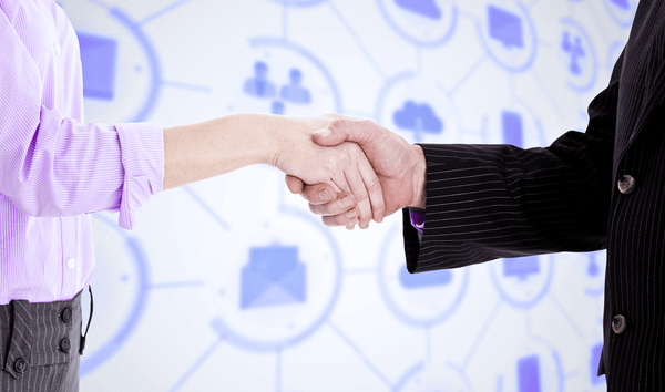 새로운 CRM 마케팅 솔루션 도입을 계약하며 악수를 하는 두 사람의 모습.