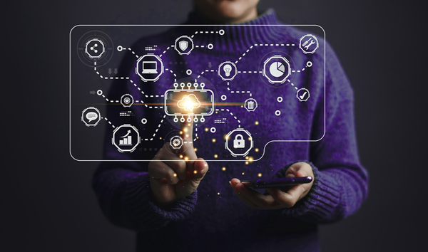 보라색 스웨터를 입고 있는 사람이 마케팅 자동화 솔루션 페이지를 띄워 사용하고 있는 모습.