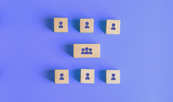 보라색 배경 위에 초개인화 마케팅을 상징하는 나무 블록들이 여러 개 나열되어 있다. 