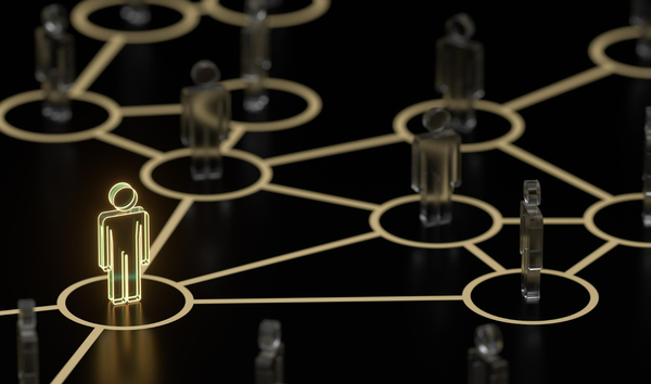 황금색의 줄로 이어진 차트 위에 서 있는 사람 모양의 오브젝트들. 