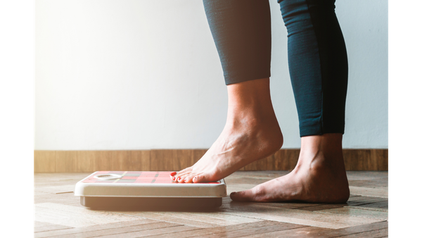 A balança travou? Cortar comida e aumentar cardio nem sempre é a resposta certa