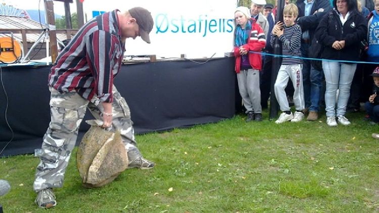 A man attempts to lift a Klypelyftstein.