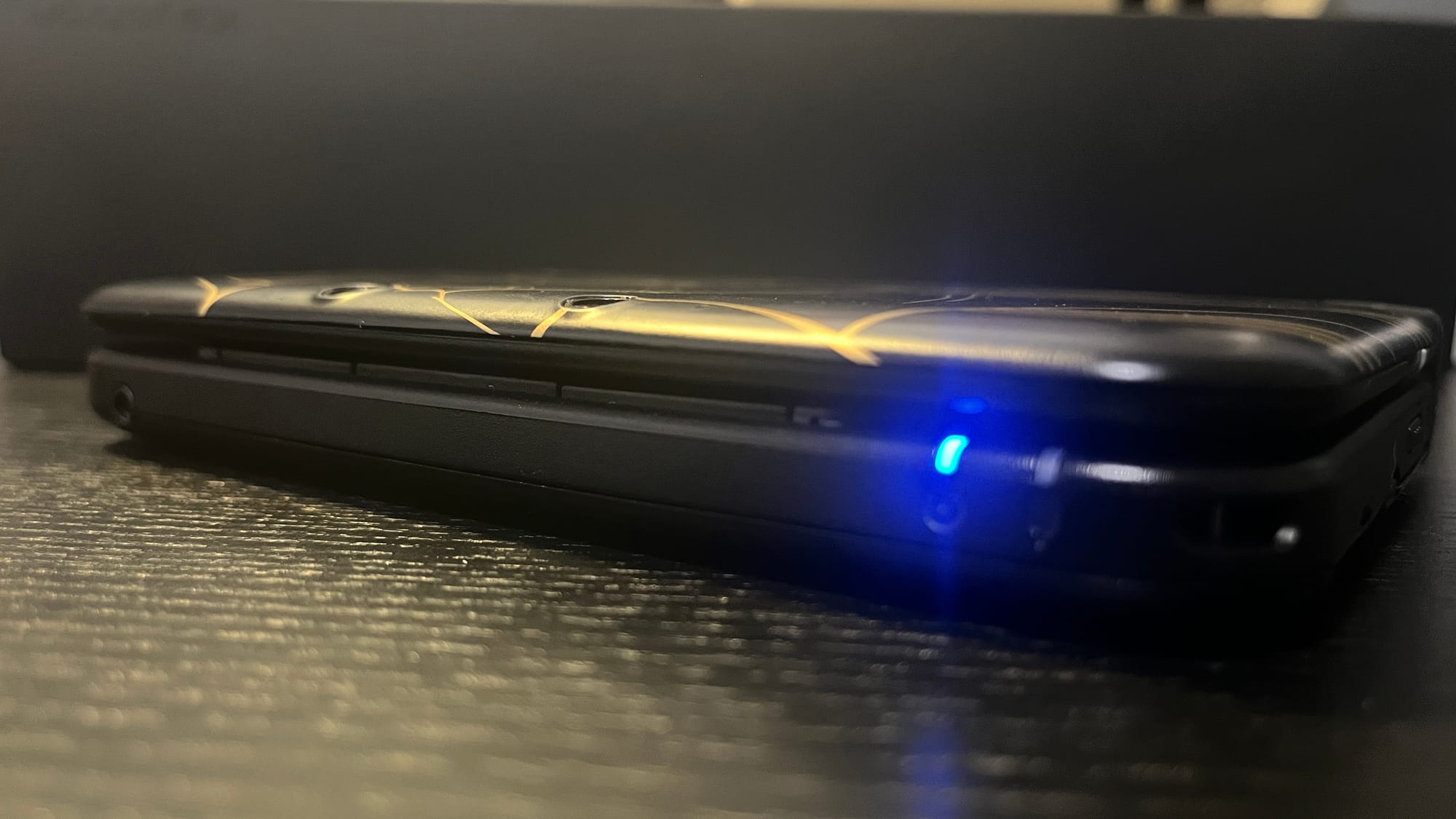 A sideview of my 3DS XL. There's a very small but visible gap between the top face plate and the body of the console.