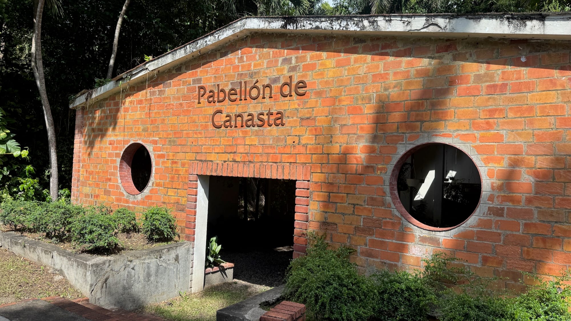 El Pabellón de la Canasta en el Jardín Botánico Nacional de Santo Domingo. / A building with baskets with flowers in the Santo Domingo Botanical Garden.