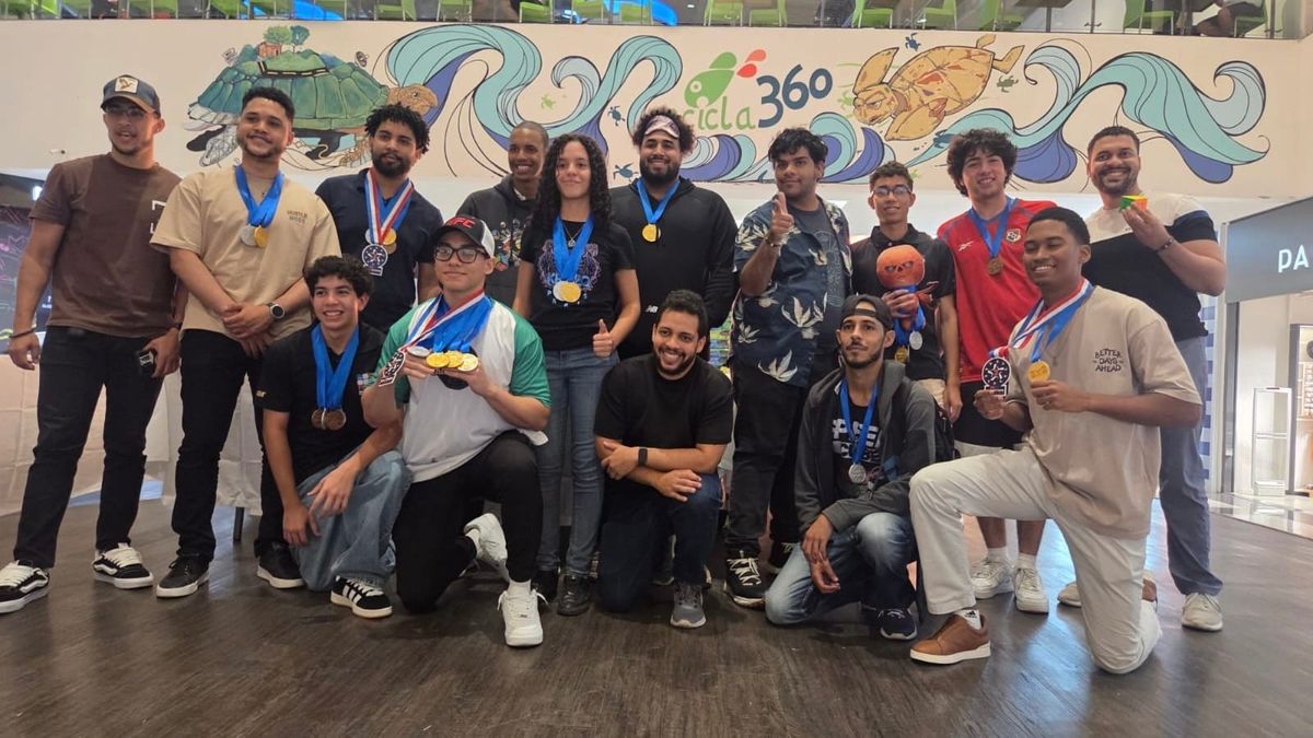 Group photo of a lot of the competitors and crew behind the Santo Domingo Summer 2026 speedcubing competition.