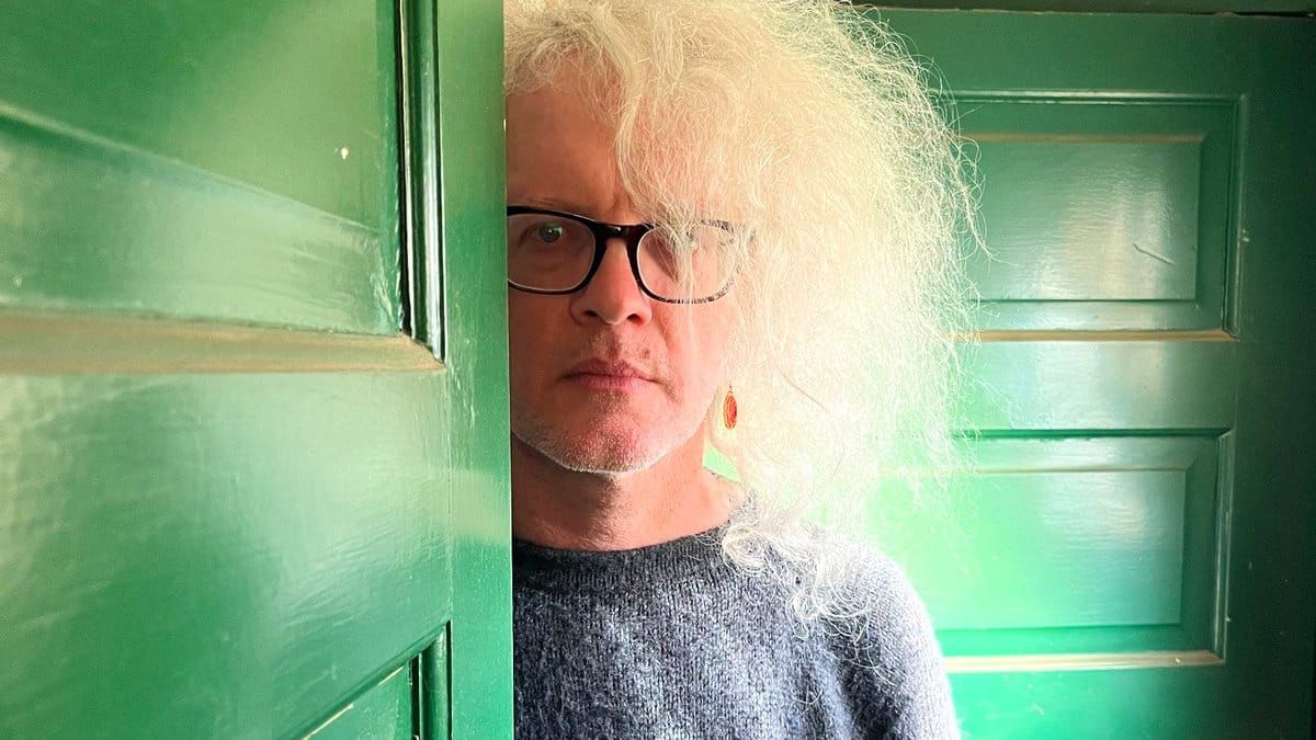 Peering peerless Anton Barbeau