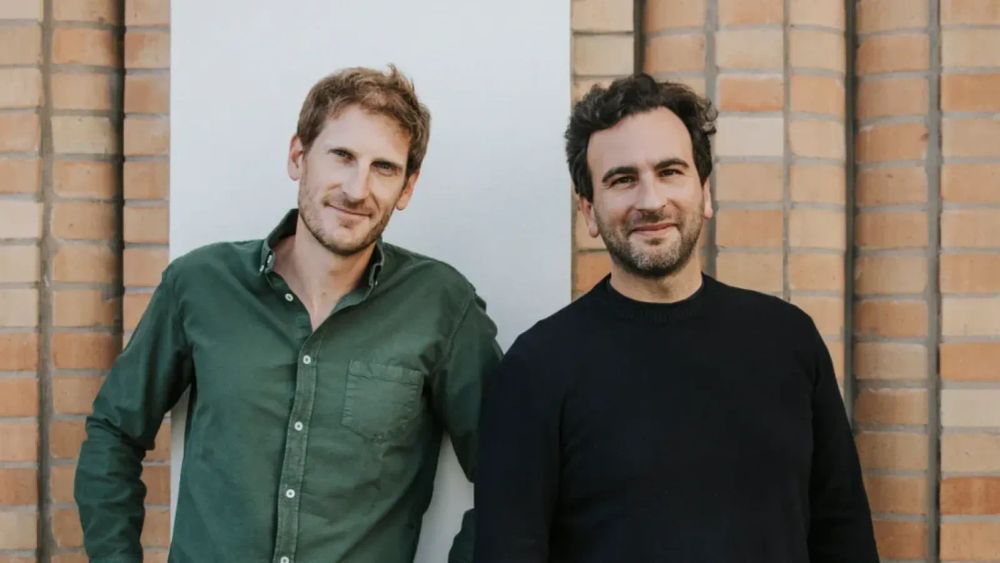 Alexandre Prot et Steve Anavi, cofondateurs de Qonto, posant devant un mur.