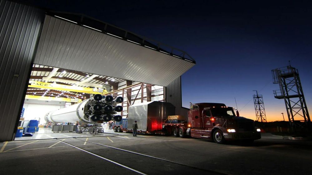 Entrepôt SpaceX avec fusée