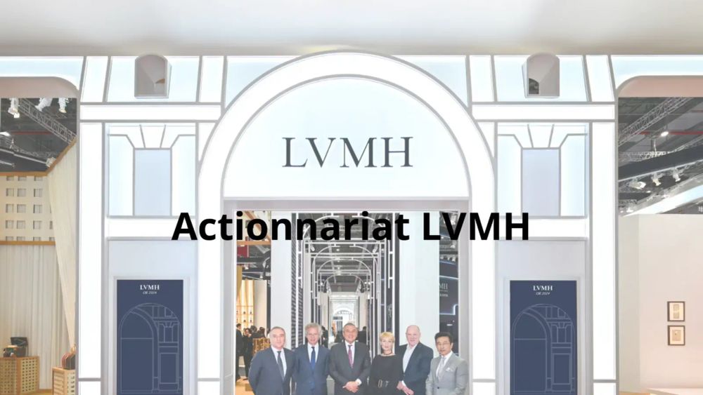 Actionnaires de LVMH posant devant le stand de l'entreprise.