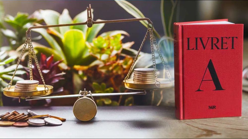 Balance avec des pièces d'un côté et un livre rouge intitulé 'Livret A' de l'autre, symbolisant un choix financier.