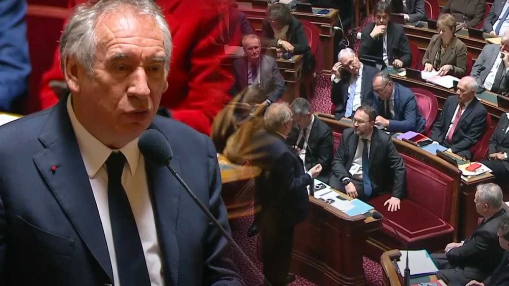 Un homme politique s'exprime au micro devant une assemblée, illustrant les discussions budgétaires pour 2025.