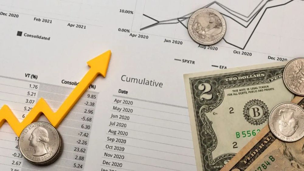 Image illustrant la croissance financière avec un graphique ascendant, une flèche jaune pointant vers le haut et des pièces et billets américains.