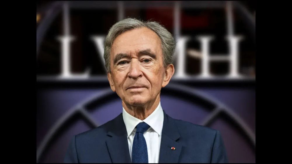 Bernard Arnault devant les bureaux LVMH