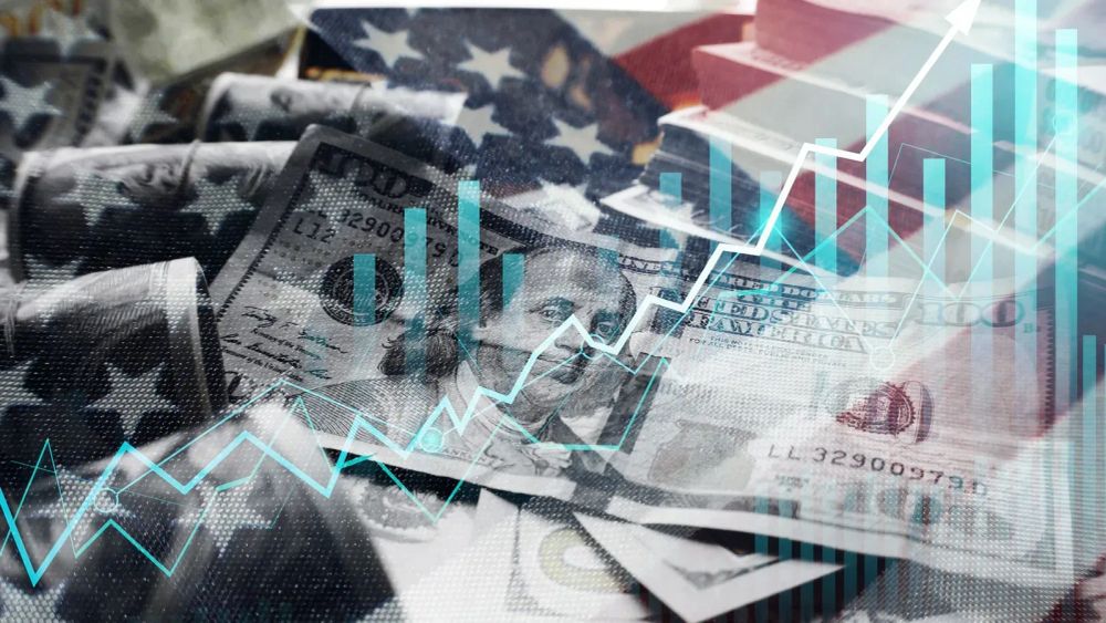 Graphique boursier superposé à des billets de 100 dollars et au drapeau américain, symbolisant l'investissement dans le S&P 500.